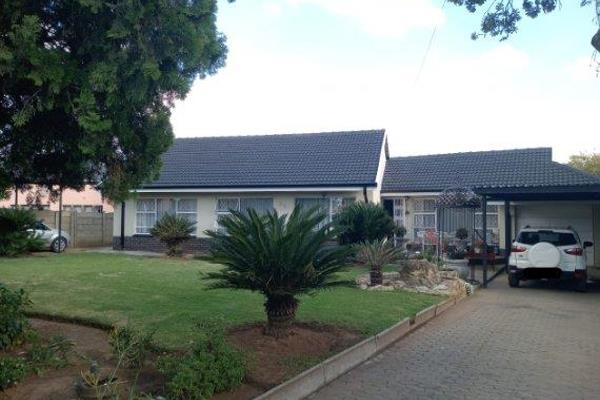 This spacious and well-maintained 3-bedroom home in Witpoortjie offers comfortable ...