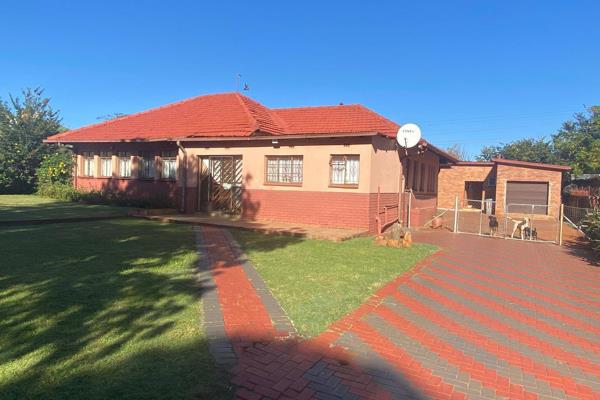 Well maintained Family Home For Sale in Carletonville

This family home consists of

3 Bedrooms - built in cupboards

2 Bathroom

Living Room - tiled flooring

Dining room - tiled flooring

Kitchen with a pantry 

1 Garage

Alarm system 

Inverter

3 Outside rooms with shower