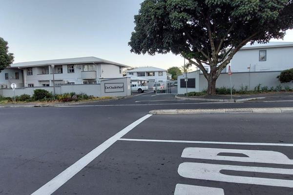 Ground floor two bedroom units seldom becomes available, so do not delay with this one. It is conveniently situated near Noord-Eind ...