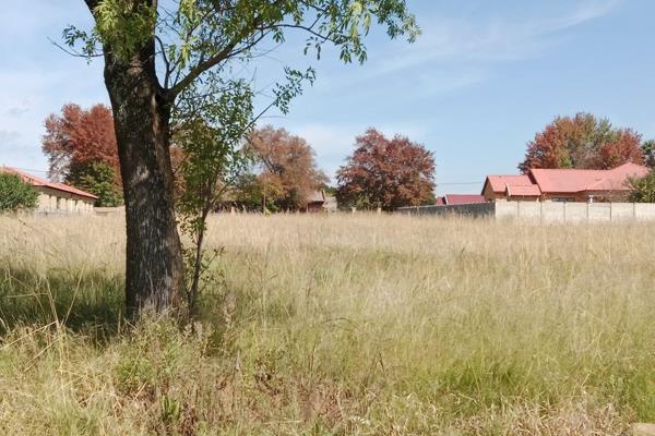 1983 m2 stand, two sides enclosed walking distance from the school and shops. 
This beautiful stand is zoned to build 4 houses on and ...