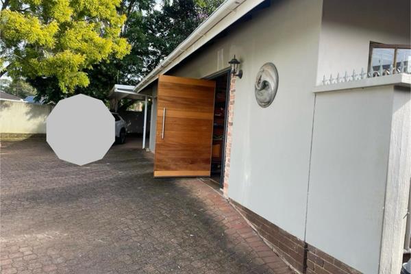 This charming well-cared-for cottage is located in this sought-after street in Winston Park .Welcome  to your  new and cozy home .This ...