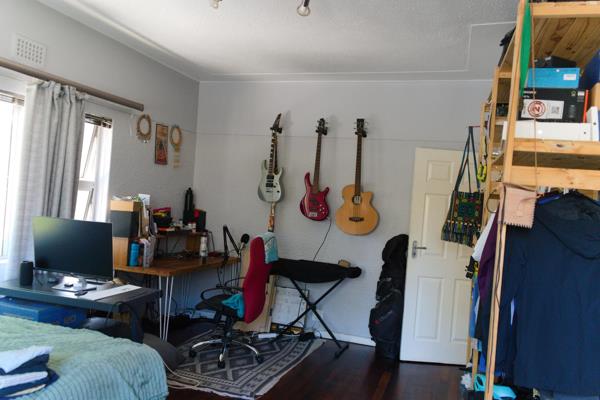 2 furnished rooms in 3 bedroom apartment available 1 June
Spacious and furnished. The ...