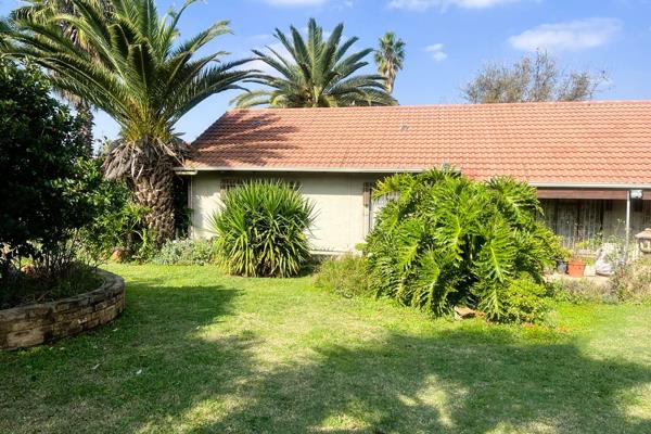 Exclusive mandate!!!!!

Looking for a big yard and spacious family home then this property is a must view.  This property offers you ...