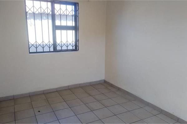 Rooms for rent in Moletsane, just a short walk to Jabulani Mall. Close to all essential amenities, public transport, schools, churches ...
