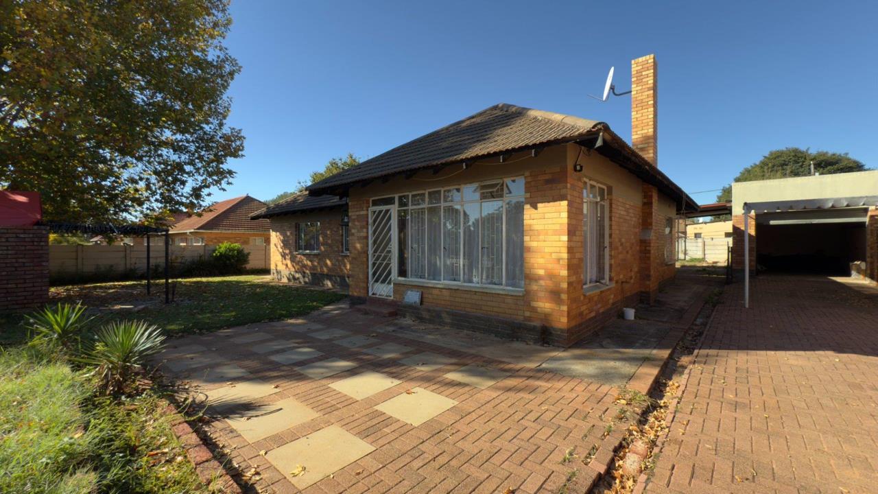 4 Bedroom House for sale in Stilfontein Ext 4 - P24-116833397