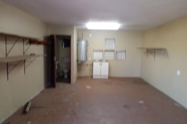 Double storey unit available.

Down stairs, is the workshop and upstairs is the office.

45-50m2 both units.  Rented together.  

Close ...