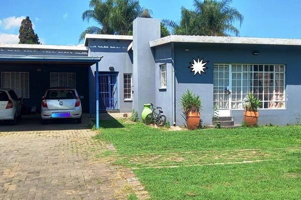 This property offers the following
Four bedrooms
Three bathrooms
Kitchen
Lounge and dining area

Two carports
Pool
Large stand!