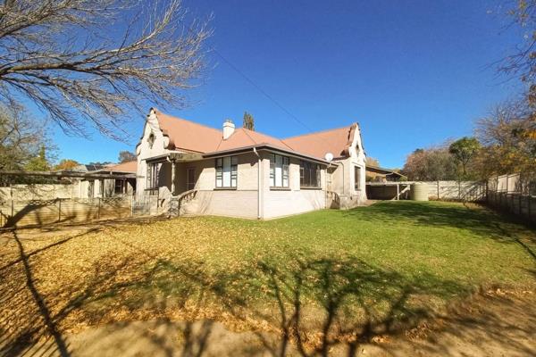 This characterful 3-bedroom house is located walking distance from Bethlehem Voortrekker High School. 

North facing and light-filled ...