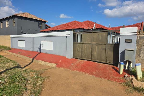 Discover your dream home in the heart of Lenasia with this charming 3-bedroom house, perfectly designed for modern living. Featuring ...