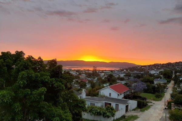 Lovely 2 bed 2 bathroom  spacious apartment in quiet area with great views and in a well maintained complex.
The large open plan ...
