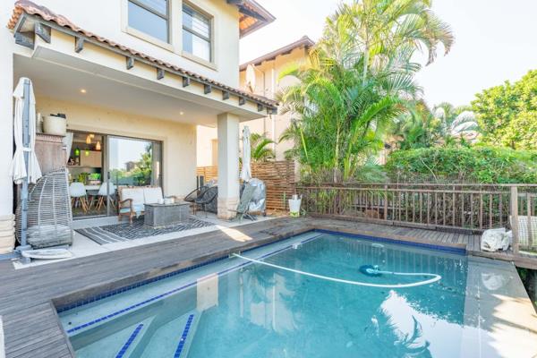 This spacious 3 bedroom townhouse (192sqm) in sought after San Marco has gorgeous views across the valley to the sea.
Entrance hall ...