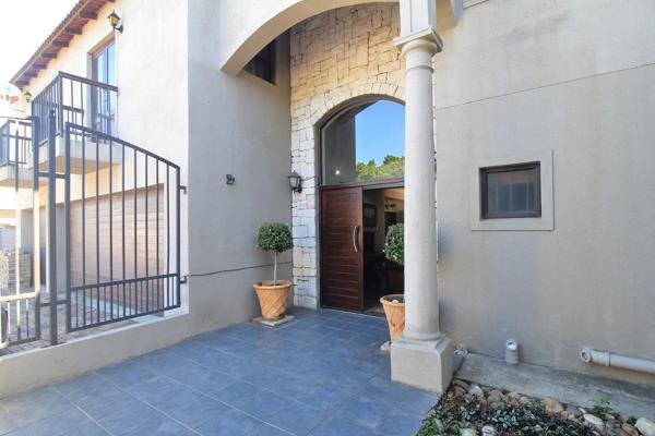 Coming in through the spacious entrance, you walk into a huge open plan  living area that is used as a TV room , braai area, dining ...