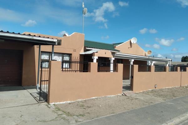 This newly renovated property is situated on a spacious corner plot in popular Ravensmead. 

It consists of 3 large,tiled bedrooms and ...
