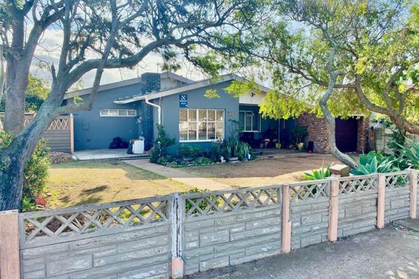 This home in the heart of Algoa Park offers 4 bedrooms, lounge and dining room, bathroom, fitted kitchen, lock-up garage, carport ...