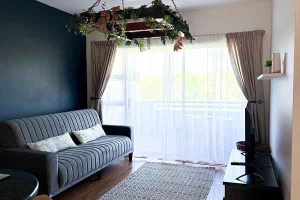 R11,500 per month | 2 Bedrooms | 1 Bathroom | Renovated Kitchen &amp; Bath | Communal Pool | Fully Furnished

Step into style and ...