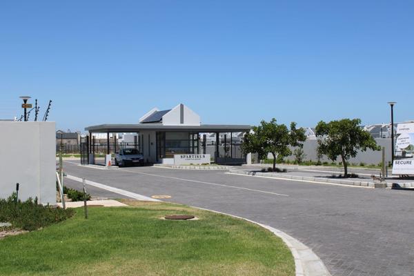 This beautifully designed 3-bedroom home is located in the sought-after Spartikus Lifestyle Estate in Laguna, Langebaan – just 800 ...