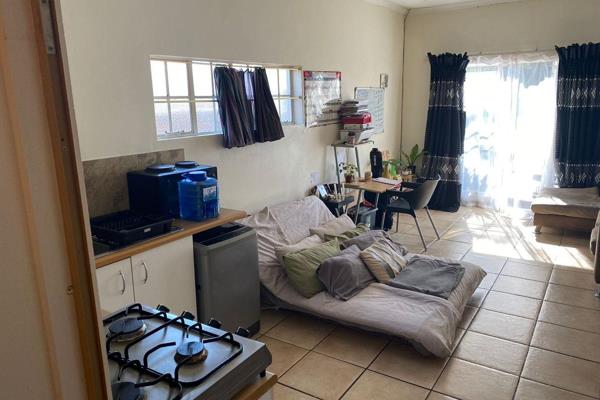 Located in the peaceful suburb of Horison, this neat and private bachelor garden cottage is perfect for a single professional or ...
