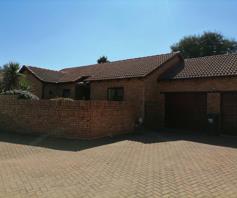 Townhouse for sale in Ruimsig Noord