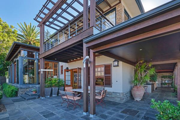 Beautiful Villa Milano welcomes you with glorious sweeping views from Table Mountain, across the city and beyond. Positioned high up on ...