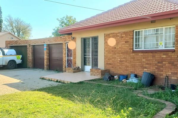 Spacious Family Home with 2 Income-Generating Flatlets in a Tranquil Suburb.

Welcome to this charming 3-bedroom, 1 full-bathroom ...