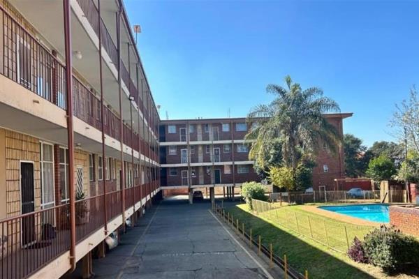 1 Bedroom Apartment For Sale in Dinwiddie 

BUYING POINTS:- 

* One Bedrooms 
* Bathrooms 
* kitchen 
* Lounge 
* Comm Pool 
* ...