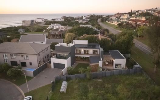 7 Bedroom House for sale in Wavecrest