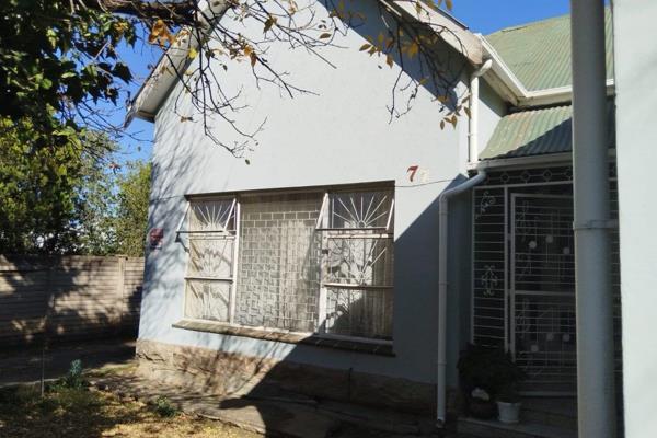 5 Bedrooms ,lounge, Dinning room, kitchen with Bic, gas stove, Bathroom with shower,toilet,basin ,Alarm system
Double garage, Granny ...
