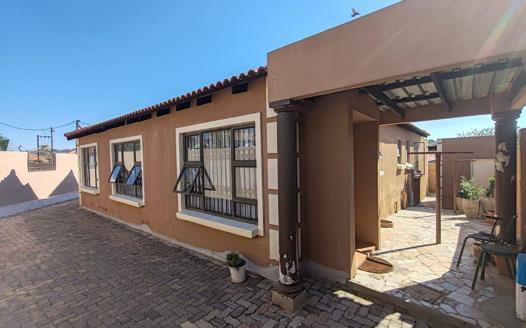 5 Bedroom House for sale in Cosmo City
