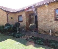 Townhouse for sale in Ruimsig Noord