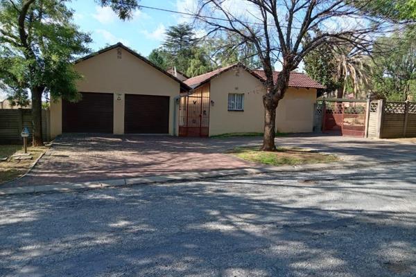 Family Home

Spacious 4-bedroom home with 2 bathrooms, entertainment area and lovely kitchen.

Good security

Available 1 June ...