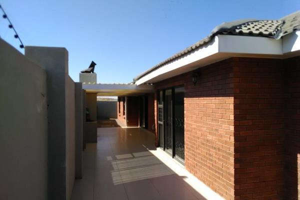 Modern 3 bedroom 2 bathroom duet with modern light finishes and double garage.
Spacious living area with open plan kitchen.
Covered ...