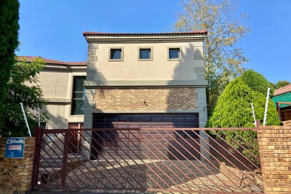 This very spacious 1 bedroom garden cottage situated on top of a 4 car extended garage ...