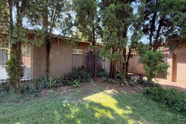 This market ready property provides the following:

PRIMARY FEATURES:
- 3 Bedrooms with built-in cupboards 
- Full bathroom ( ...