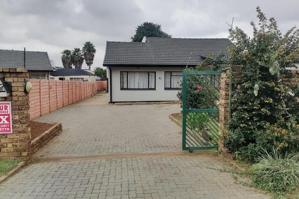 SPACIOUS FAMILY HOME WITH THREE BEDROOMS | TWO GARAGES | EXTRA INCOME POTENTIAL

Why ...