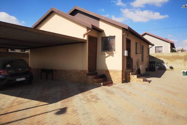 Welcome to this well-maintained full title 3-bedroom, 2-bathroom home nestled in the heart of Klipfontein View, Midrand. Perfectly ...