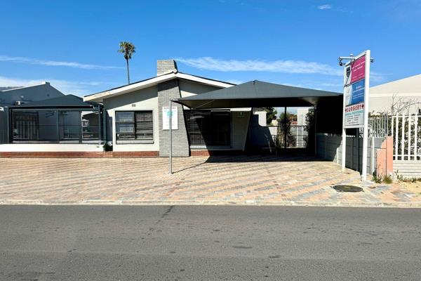 This immaculate 108sqm office space is available to rent and offers the following:
Three enclosed offices with Air Conditioning
One ...