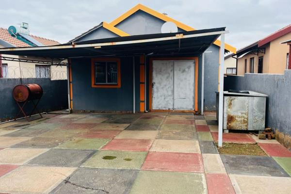 Discover this beautiful 2-bedroom house located in the heart of Soshanguve VV. This well-maintained home offers a spacious lounge, a ...