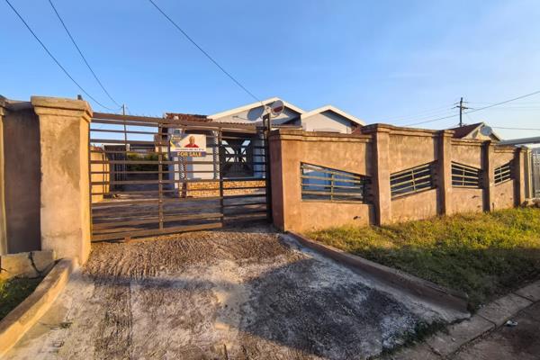 This beautiful 3 - bedroom, 2 - bathroom home in Imbali 15 offers comfort,space and convenience.The main bedroom features an ensuite bathroom.

The open - plan lounge and dining area create a warm and inviting atmosphere,seamlessly flowing into a spacious kitchen with great ...