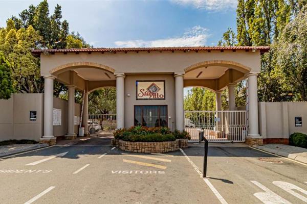 Townhouse in a mini complex.

Avail mid April 25 FULLY FURNISHED.

3 large bedrooms ...