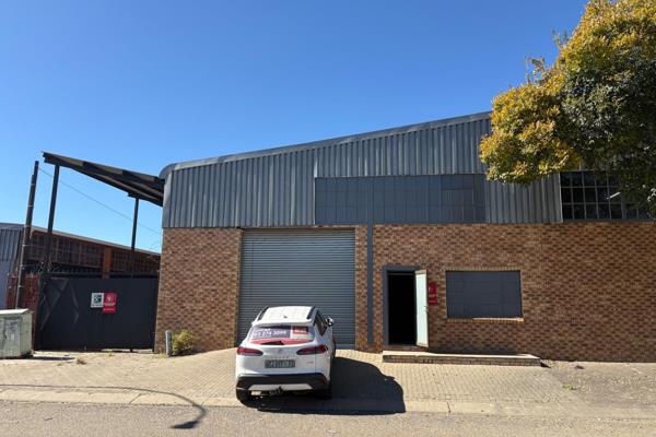 Warehouses are of 270m2
Offices on the ground floor 
2 toilets and a Kitchen on the ...
