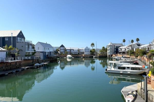 This beautiful double-storey home offers front-row seats to the breathtaking Knysna ...