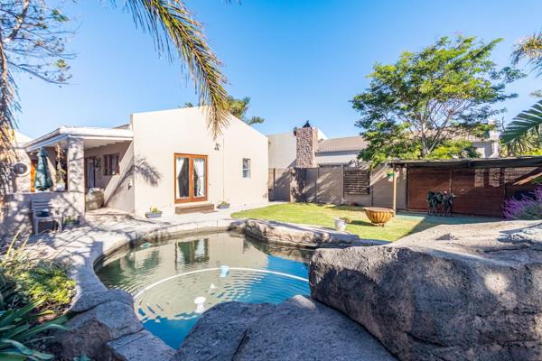 Situated in a quiet close of Milnerton Ridge, this 3 bedroom home oozes charm and character.
Farm style open plan kitchen, dining room ...