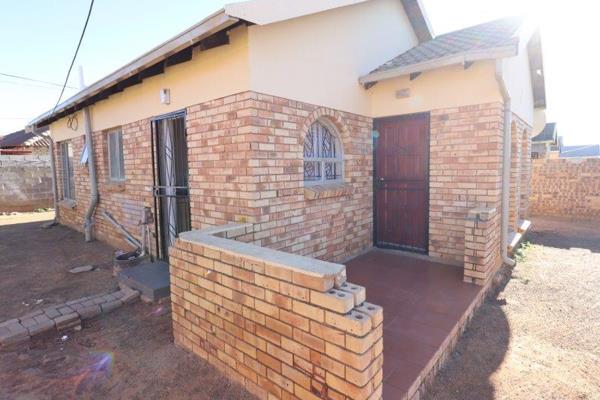 This lovely property just popped into the market and is looking for a new home owner. 

This property consist of an open plan kitchen ...