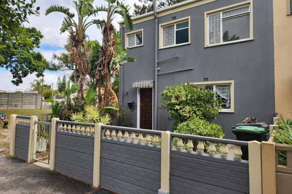 3 Bedroom House available in Groenvallei

Upstairs you will find:
- 3 spacious ...