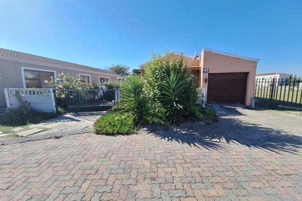 Charming family home with character and so much potential ready for your personal touch. This property features a generous lounge area ...