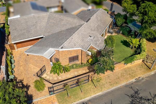 Exclusive Sole Mandate One level 3-bedroom home, of which 2 of the bedrooms offer air conditioning. An open-plan kitchen with a walk-in ...