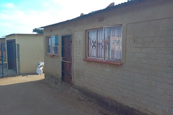 Discover this neat and affordable 1-bedroom house located in the heart of Tsakane Ext 13. Perfect for a single professional, couple, or ...