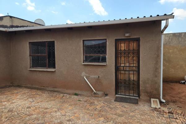 This charming cottage offers comfortable living with one bedroom, a bathroom, and an open-plan lounge and kitchen area. The property ...