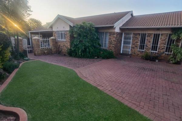 This is your chance to own a versatile and well-appointed property in the sought-after neighbourhood of Crystal Park. 
Perfect for ...