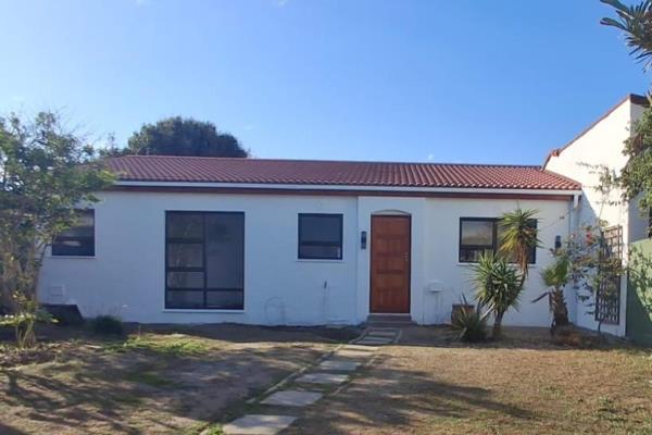 Lovely spacious home located in a  quiet  security complex within walking distance to Bayside Mall
Stunning view of Table mountain ...
